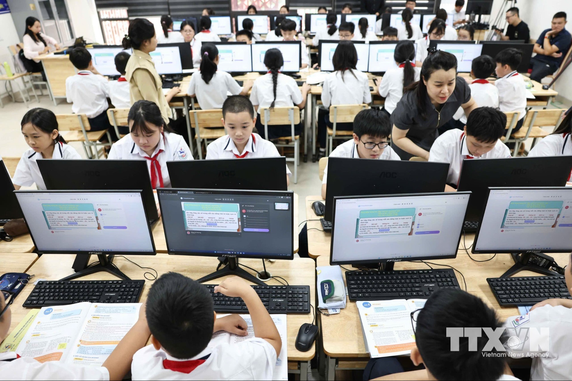 Khi được khai thác phù hợp, công nghệ không chỉ làm giờ học sinh động mà còn góp phần thay đổi vai trò của học sinh, từ chỗ chủ yếu tiếp nhận kiến thức sang chủ động tham gia quá trình học tập. (Ảnh: Thanh Tùng/TTXVN)